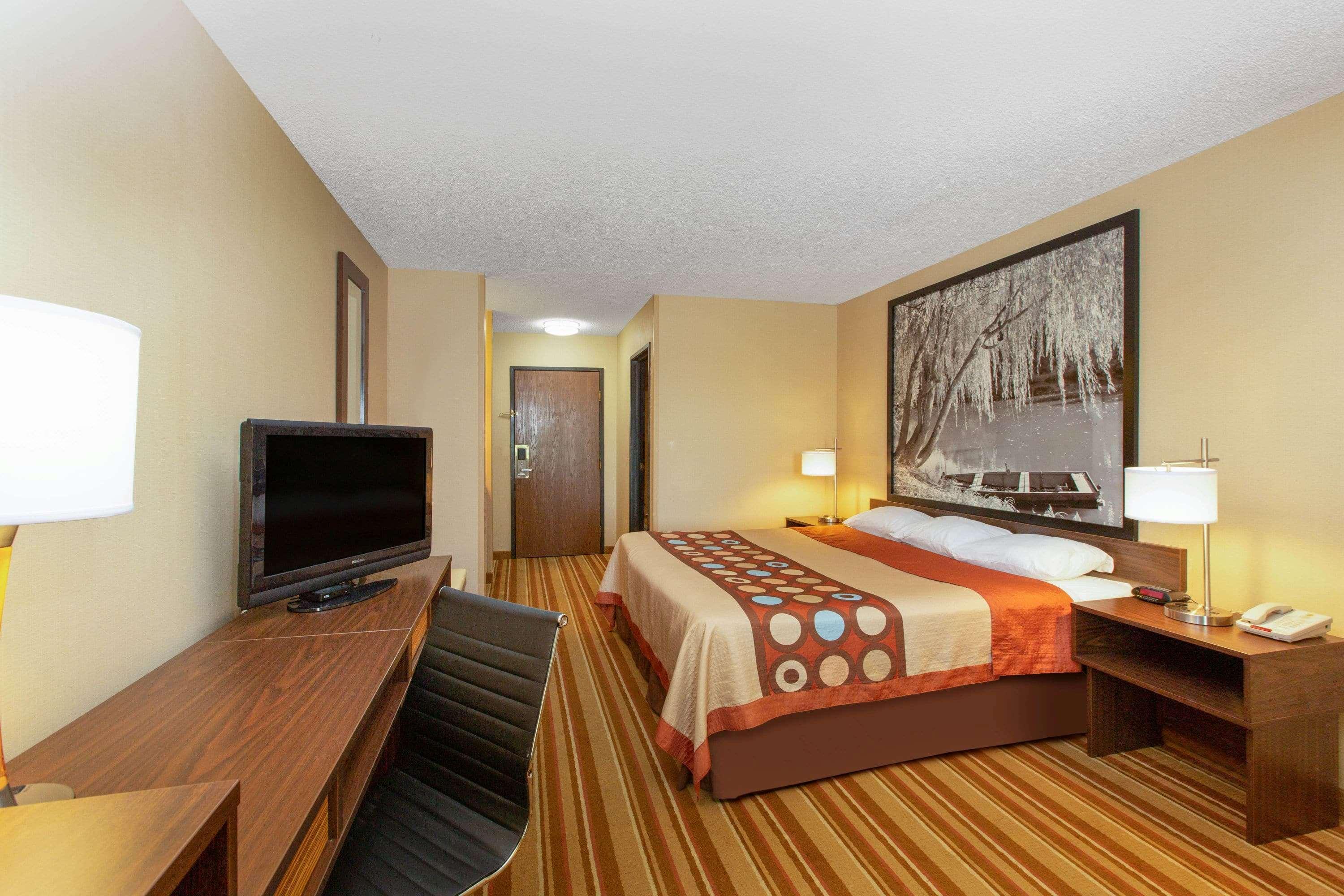 Hotel Super 8 By Wyndham I-70 Salina